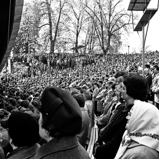 Uczestnicy mszy zgromadzeni w amfiteatrze, 1981 r.